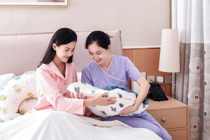 1630483526350397.jpg 攝圖網_501425096_護士幫忙照顧嬰兒(企業商用).jpg
