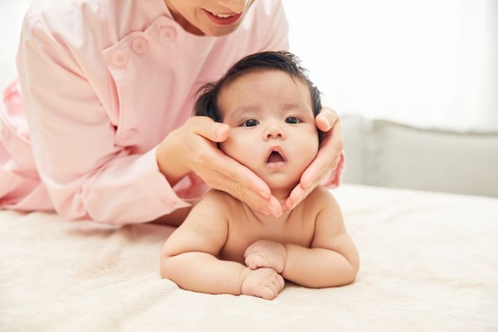 1630562399898711.jpg 攝圖網_501694451_護工給寶寶按摩(企業(yè)商用).jpg
