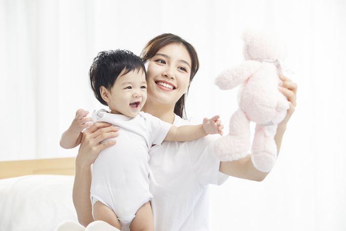 1630563125942885.jpg 攝圖網_501651346_年輕媽媽用毛絨玩具逗寶寶開心(企業商用) (1).jpg