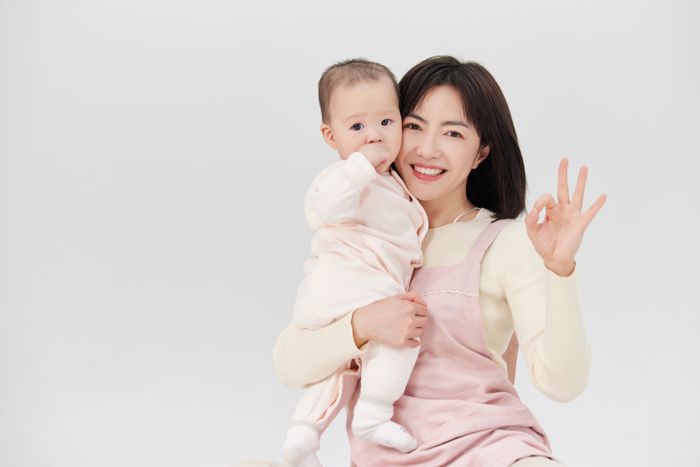 1630742607553126.jpg 攝圖網_501725363_抱著小嬰兒的月嫂形象(企業商用).jpg