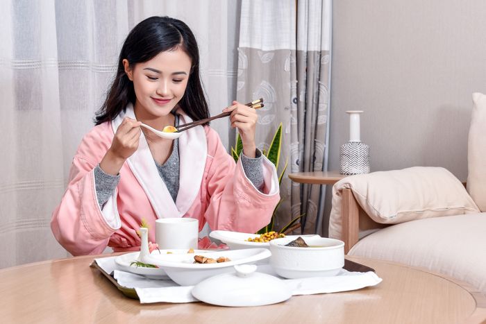 1631684763929383.jpg 攝圖網(wǎng)_501425507_banner_產(chǎn)婦正在吃月子餐(企業(yè)商用).jpg