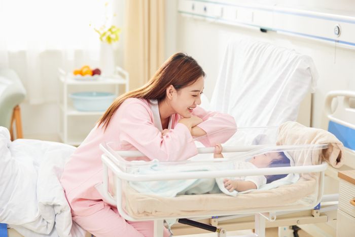 1634798298441740.jpg 攝圖網_501692287_banner_年輕媽媽和嬰兒車里的寶寶互動(企業商用).jpg