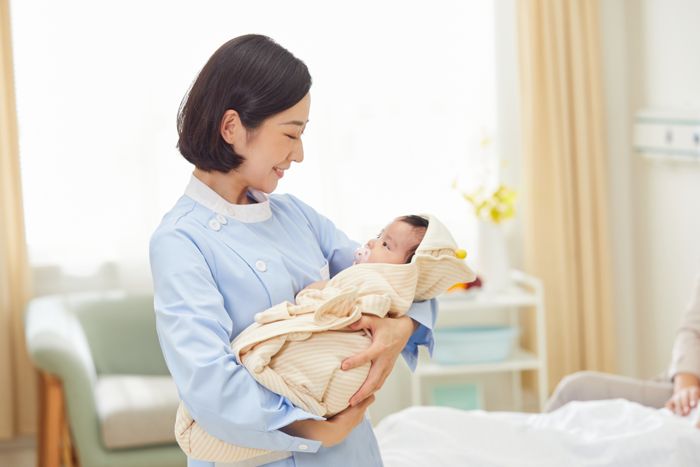1636615960780779.jpg 攝圖網_501694182_高檔月子中心護工和嬰兒互動(企業商用).jpg