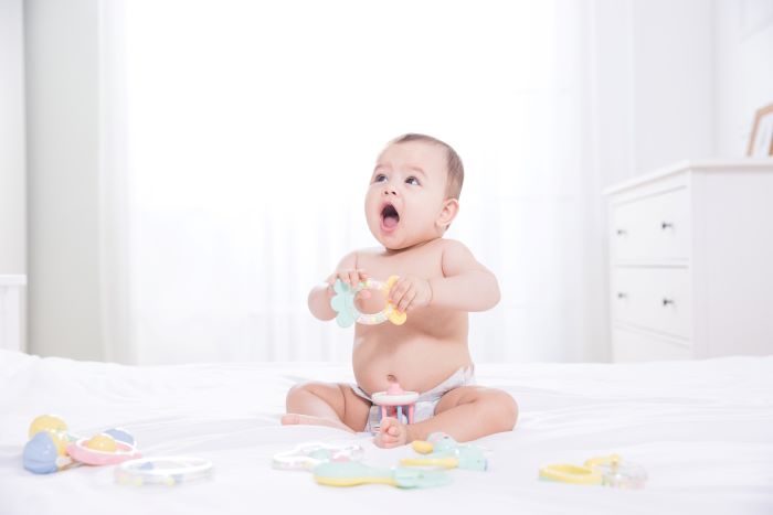 1639648593358457.jpg 攝圖網(wǎng)_501346697_可愛嬰兒玩玩具(企業(yè)商用).jpg