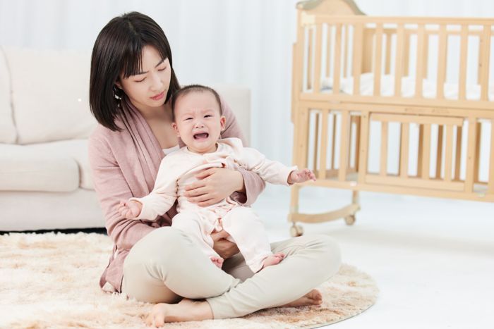 1641448778880225.jpg 攝圖網_501725428_安撫哭泣嬰兒的月嫂(企業商用).jpg