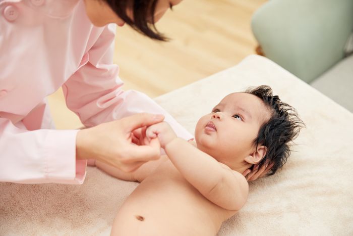 1642574751258376.jpg 攝圖網_501694446_高檔月子中心護工和嬰兒互動(企業商用).jpg