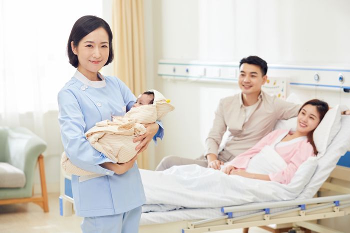 1646549214574789.jpg 攝圖網(wǎng)_501677935_高檔月子中心護工抱著嬰兒(企業(yè)商用).jpg