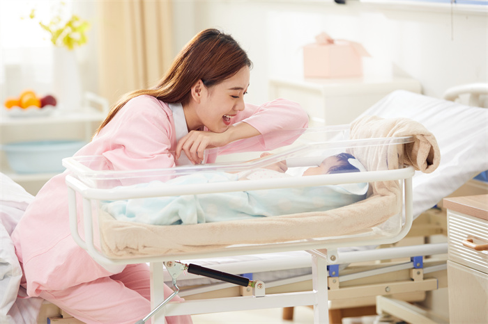 1652405351953674.jpg 攝圖網_501694359_月子中心寶媽和寶寶溫馨互動(企業商用).jpg