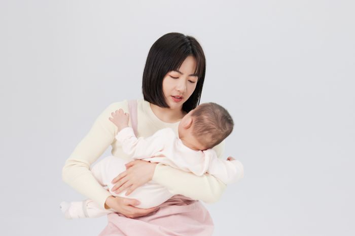 1652769213464953.jpg 攝圖網(wǎng)_501725324_抱著嬰兒小寶寶的月嫂(企業(yè)商用).jpg