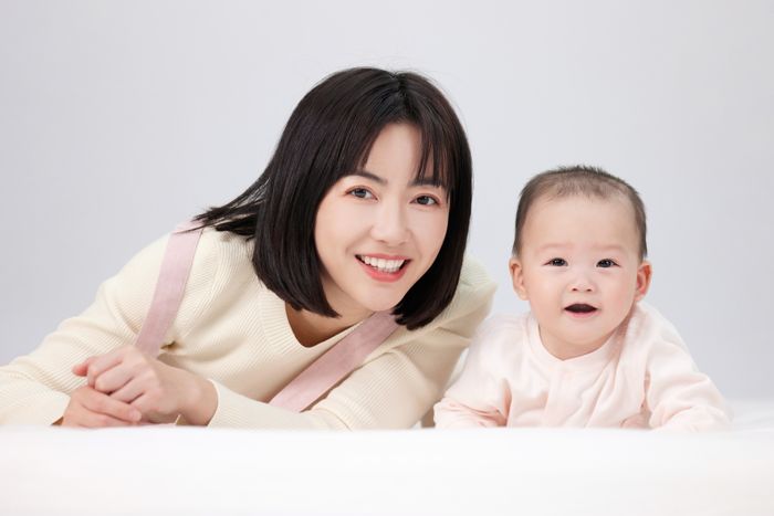 1652770718356358.jpg 攝圖網_501725321_嬰兒與月嫂的溫馨互動(企業商用).jpg