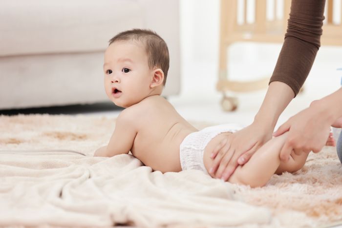 1652777074926056.jpg 攝圖網_501725406_女性的手在仔細給嬰兒擦拭身體乳(企業商用).jpg