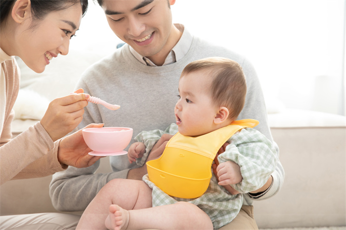 1656059015674936.jpg 攝圖網_501578755_爸爸媽媽喂嬰兒吃輔食(企業商用).jpg