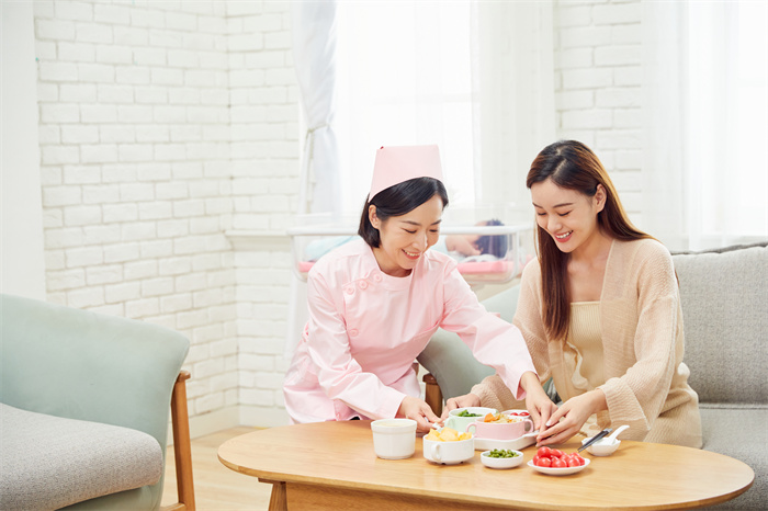 1656149636356797.jpg 攝圖網(wǎng)_501692299_月子中心護(hù)工給產(chǎn)婦準(zhǔn)備月子餐(企業(yè)商用).jpg