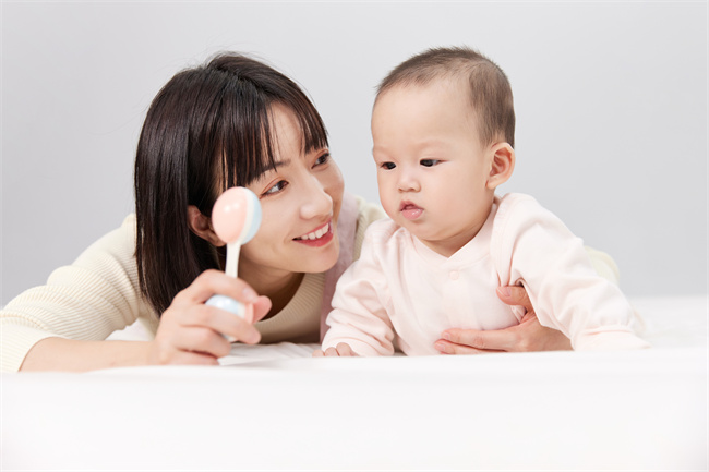 1656407662834143.jpg 攝圖網_501728688_月嫂用玩具逗寶寶(企業商用).jpg