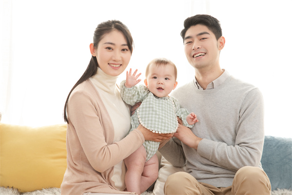 1656925636428036.jpg 攝圖網_501577110_爸爸媽媽和嬰兒一起玩鬧(企業商用).jpg