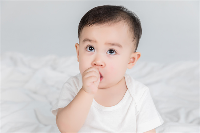 1657011572859684.jpg 攝圖網_501199487_嬰兒吸手指(企業商用).jpg