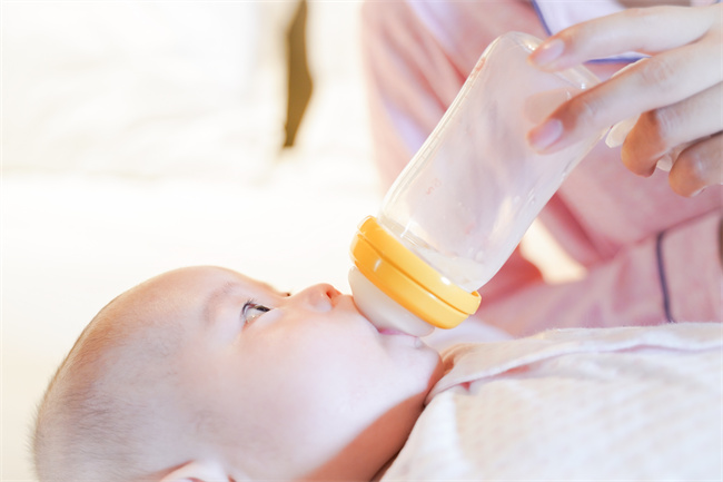 1657013031315811.jpg 攝圖網_501655645_媽媽給寶寶用奶瓶喂奶(企業商用).jpg