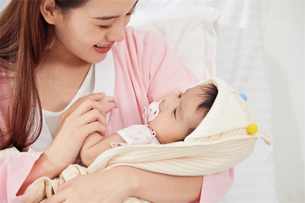 1657875932513453.jpg 攝圖網(wǎng)_501694235_月子中心寶媽和寶寶溫馨互動(dòng)(企業(yè)商用).jpg