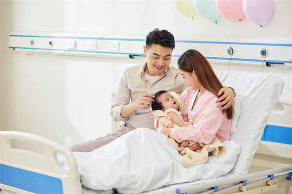 1657876079784184.jpg 攝圖網_501694294_年輕夫妻和寶寶溫馨互動(企業(yè)商用).jpg