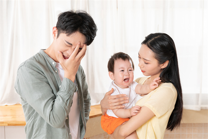 1658304550629043.jpg 攝圖網_501625212_新手爸爸媽媽抱著嬰兒哭泣(企業商用).jpg