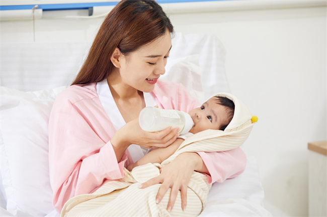 1660466880578130.jpg 攝圖網_501694246_月子中心年輕寶媽給新生兒嬰兒寶寶喂奶(企業商用).jpg