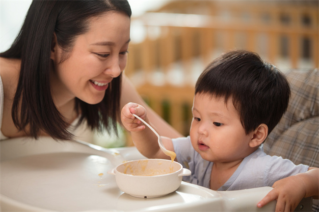 1661162474500506.jpg 攝圖網_501919970_媽媽喂寶寶吃飯(企業商用).jpg
