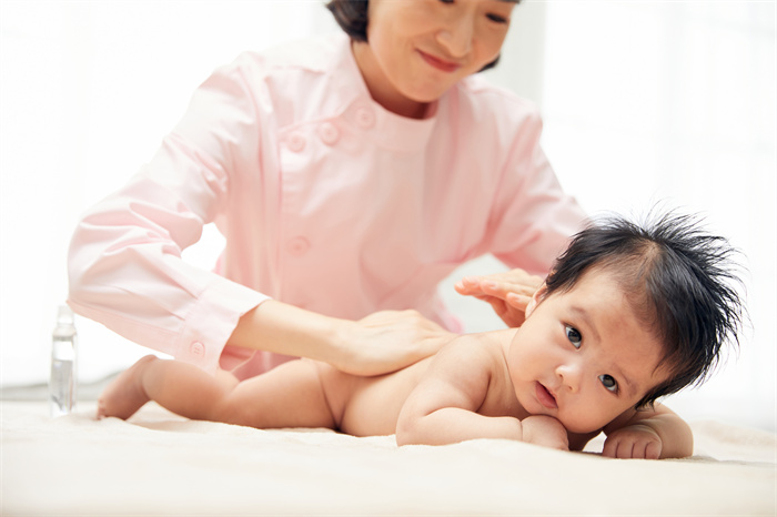 1661417199797332.jpg 攝圖網(wǎng)_501692308_護工給寶寶按摩(企業(yè)商用).jpg