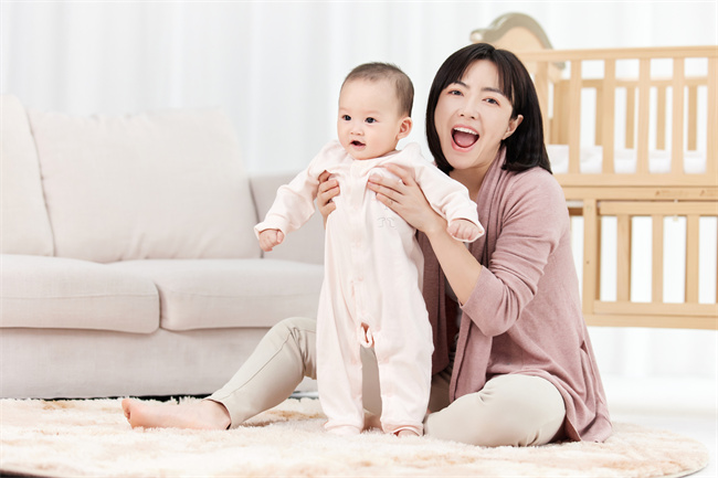 1661417818757320.jpg 攝圖網(wǎng)_501725368_喜愛小寶寶的月嫂(企業(yè)商用).jpg