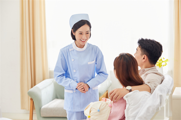 1661844972266994.jpg 攝圖網_501693712_月子中心護工問候新生兒父母(企業商用).jpg