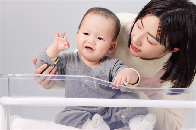 1662686089105247.jpg 攝圖網_501725307_怕生的嬰兒排斥月嫂的小寶寶(企業商用).jpg