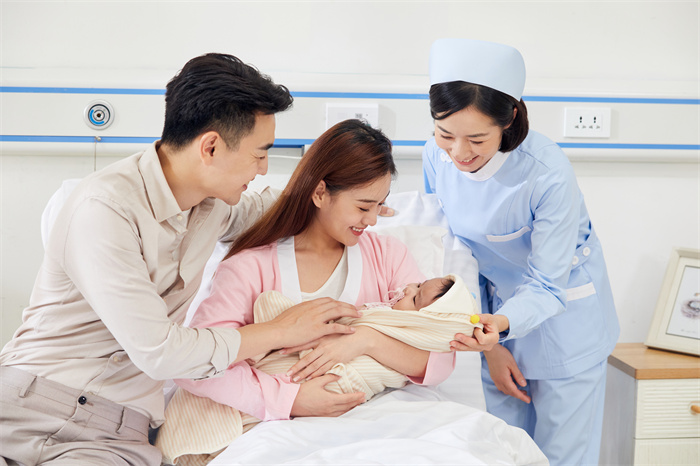 1663205691672857.jpg 攝圖網_501692318_新生兒父母和月子中心護工形象(企業商用).jpg