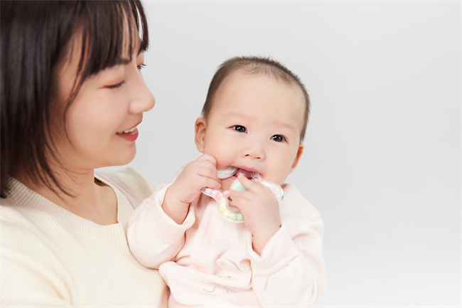 1663321477497240.jpg 月嫂陪寶寶玩耍.jpg