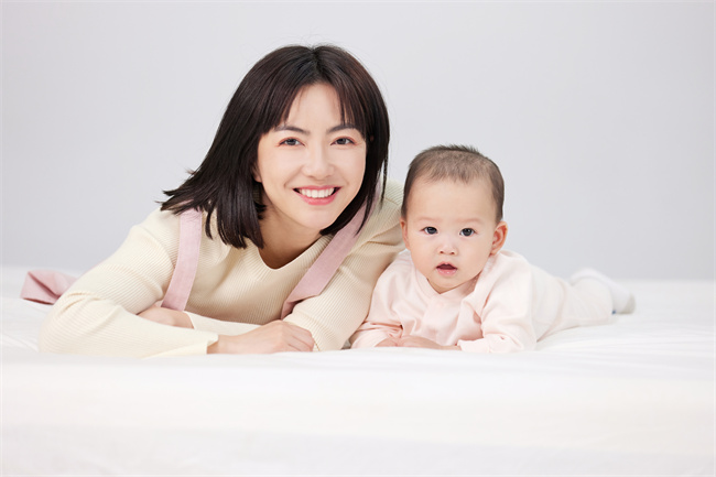 1663463215521517.jpg 攝圖網_501728687_月嫂與新生幼兒形象(企業商用).jpg