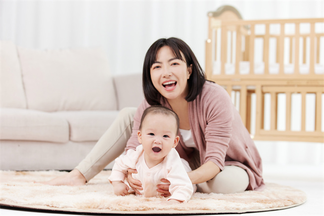 1663551236205065.jpg 攝圖網(wǎng)_501728694_開心的嬰兒寶寶和月嫂形象(企業(yè)商用).jpg