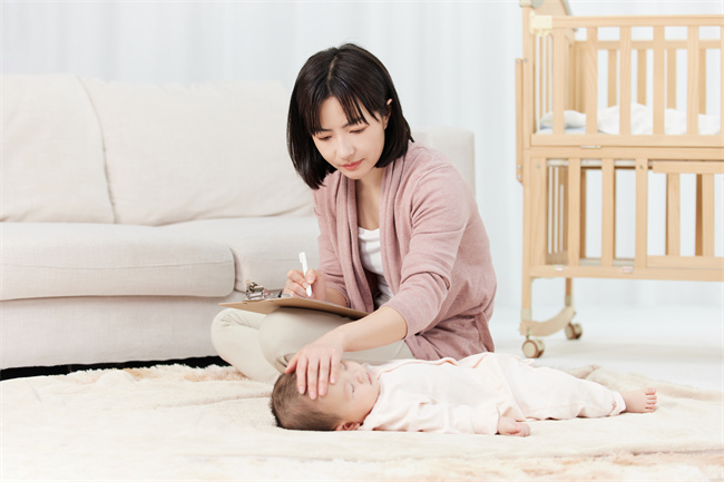 1663664463195462.jpg 攝圖網_501725444_月嫂在家照顧生病的嬰兒小寶寶(企業商用).jpg